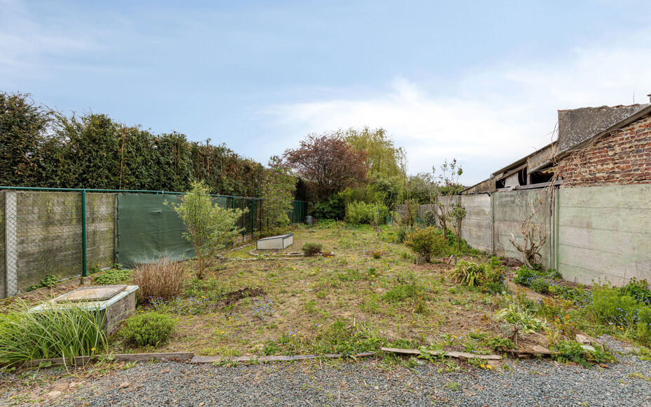 Leemans Immobiliën presenteert u deze charmante woning op een centrale ligging in Asse.
Dankzij de uitstekende locatie bevinden winkels, scholen, sportinfrastructuur, fiets- en wandelpaden en belangrijke invalswegen zich op korte afstand. U geniet hier v