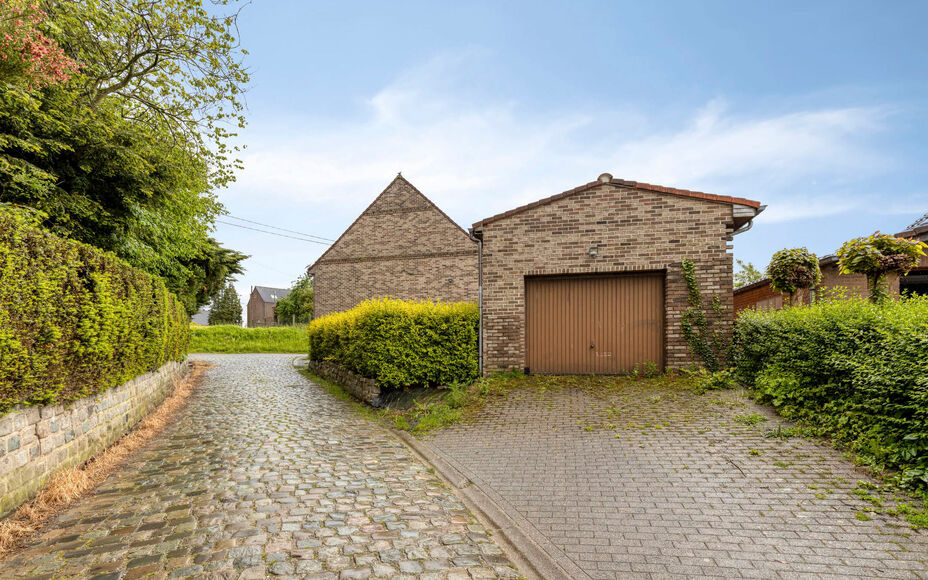 Leemans Immobiliën biedt u deze charmante en instapklare woning aan, gelegen in het landelijke en rustige Asbeek. Dankzij de uitstekende ligging geniet u hier van een perfecte combinatie tussen wonen en een vlotte bereikbaarheid. Invalswegen, openbaar ve