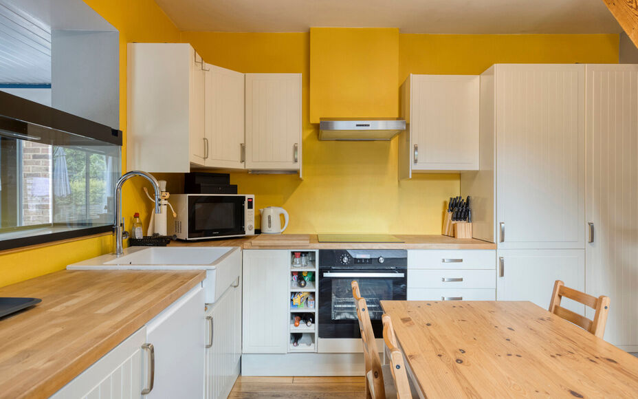 Leemans Immobiliën biedt u deze charmante en instapklare woning aan, gelegen in het landelijke en rustige Asbeek. Dankzij de uitstekende ligging geniet u hier van een perfecte combinatie tussen wonen en een vlotte bereikbaarheid. Invalswegen, openbaar ve