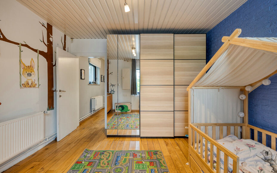 Leemans Immobiliën biedt u deze charmante en instapklare woning aan, gelegen in het landelijke en rustige Asbeek. Dankzij de uitstekende ligging geniet u hier van een perfecte combinatie tussen wonen en een vlotte bereikbaarheid. Invalswegen, openbaar ve