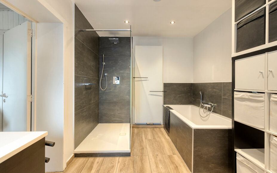 Leemans Immobiliën biedt u deze charmante en instapklare woning aan, gelegen in het landelijke en rustige Asbeek. Dankzij de uitstekende ligging geniet u hier van een perfecte combinatie tussen wonen en een vlotte bereikbaarheid. Invalswegen, openbaar ve