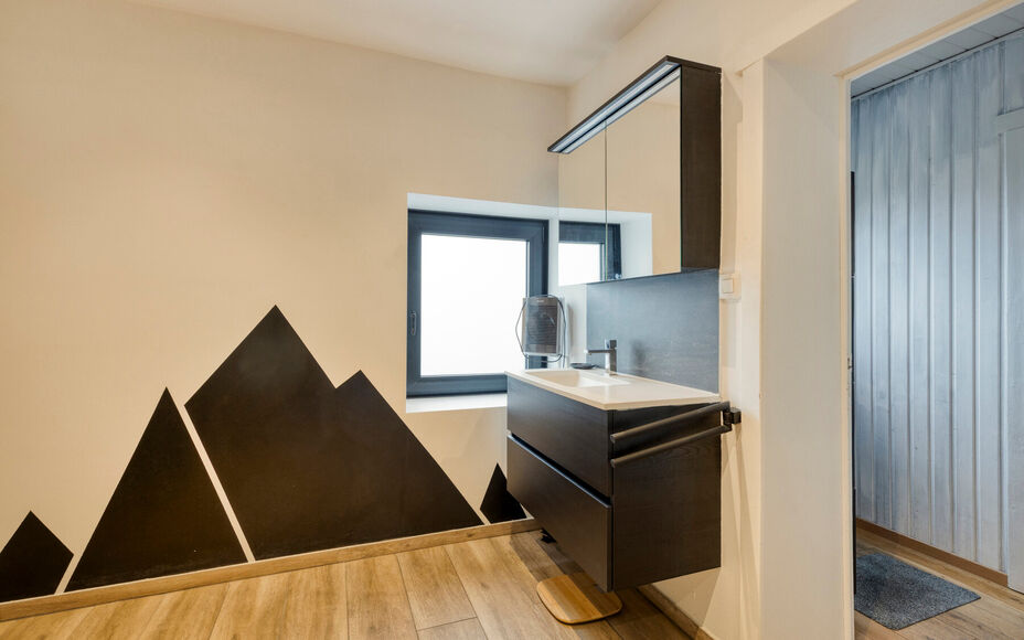 Leemans Immobiliën biedt u deze charmante en instapklare woning aan, gelegen in het landelijke en rustige Asbeek. Dankzij de uitstekende ligging geniet u hier van een perfecte combinatie tussen wonen en een vlotte bereikbaarheid. Invalswegen, openbaar ve