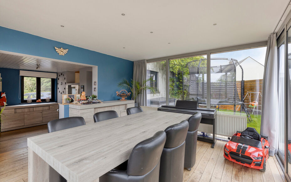 Leemans Immobiliën biedt u deze charmante en instapklare woning aan, gelegen in het landelijke en rustige Asbeek. Dankzij de uitstekende ligging geniet u hier van een perfecte combinatie tussen wonen en een vlotte bereikbaarheid. Invalswegen, openbaar ve