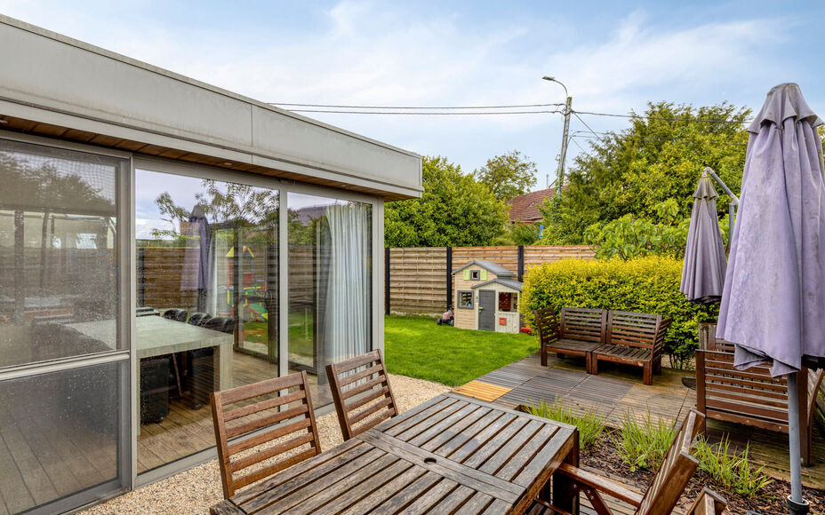 Leemans Immobiliën biedt u deze charmante en instapklare woning aan, gelegen in het landelijke en rustige Asbeek. Dankzij de uitstekende ligging geniet u hier van een perfecte combinatie tussen wonen en een vlotte bereikbaarheid. Invalswegen, openbaar ve