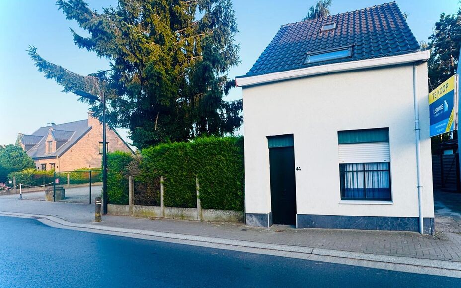 Leemans Immobiliën biedt u deze charmante woning aan op een uitstekende, centrale ligging in Asse. Dankzij de vlotte bereikbaarheid bevinden scholen, openbaar vervoer, winkels, sportinfrastructuur, fiets- en wandelroutes én belangrijke invalswegen zich 