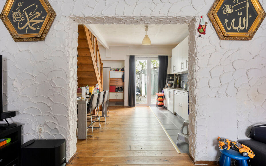 Leemans Immobiliën biedt u deze charmante woning aan op een uitstekende, centrale ligging in Asse. Dankzij de vlotte bereikbaarheid bevinden scholen, openbaar vervoer, winkels, sportinfrastructuur, fiets- en wandelroutes én belangrijke invalswegen zich 