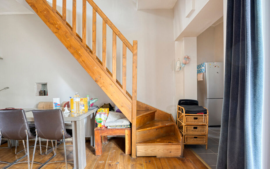 Leemans Immobiliën biedt u deze charmante woning aan op een uitstekende, centrale ligging in Asse. Dankzij de vlotte bereikbaarheid bevinden scholen, openbaar vervoer, winkels, sportinfrastructuur, fiets- en wandelroutes én belangrijke invalswegen zich 