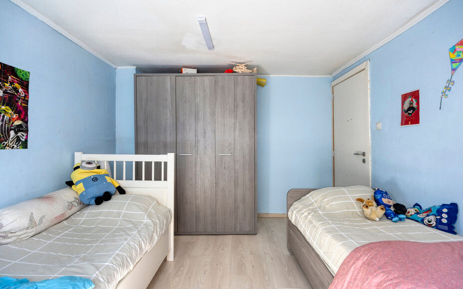 Leemans Immobiliën biedt u deze charmante woning aan op een uitstekende, centrale ligging in Asse. Dankzij de vlotte bereikbaarheid bevinden scholen, openbaar vervoer, winkels, sportinfrastructuur, fiets- en wandelroutes én belangrijke invalswegen zich 