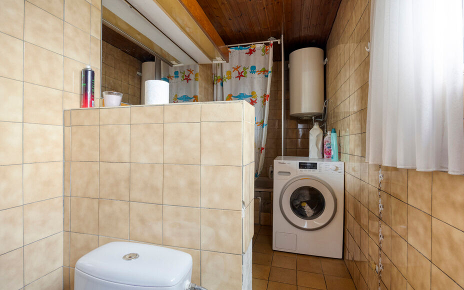 Leemans Immobiliën biedt u deze charmante woning aan op een uitstekende, centrale ligging in Asse. Dankzij de vlotte bereikbaarheid bevinden scholen, openbaar vervoer, winkels, sportinfrastructuur, fiets- en wandelroutes én belangrijke invalswegen zich 