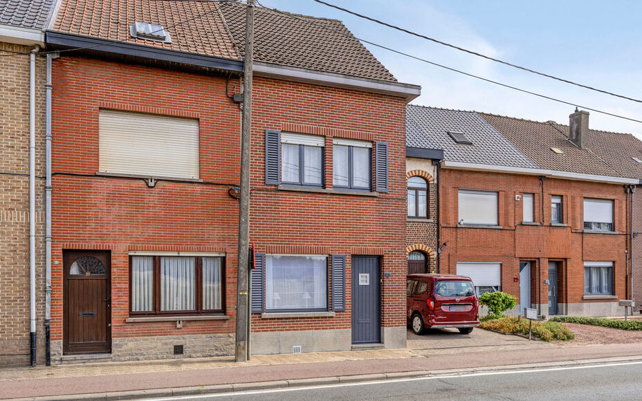 Leemans Immobiliën biedt u deze instapklare en uitstekend onderhouden woning aan, ideaal gelegen in het centrum van Asse. Dankzij de centrale ligging bevinden winkels, scholen, openbaar vervoer, sportinfrastructuur en belangrijke invalswegen zich op wand