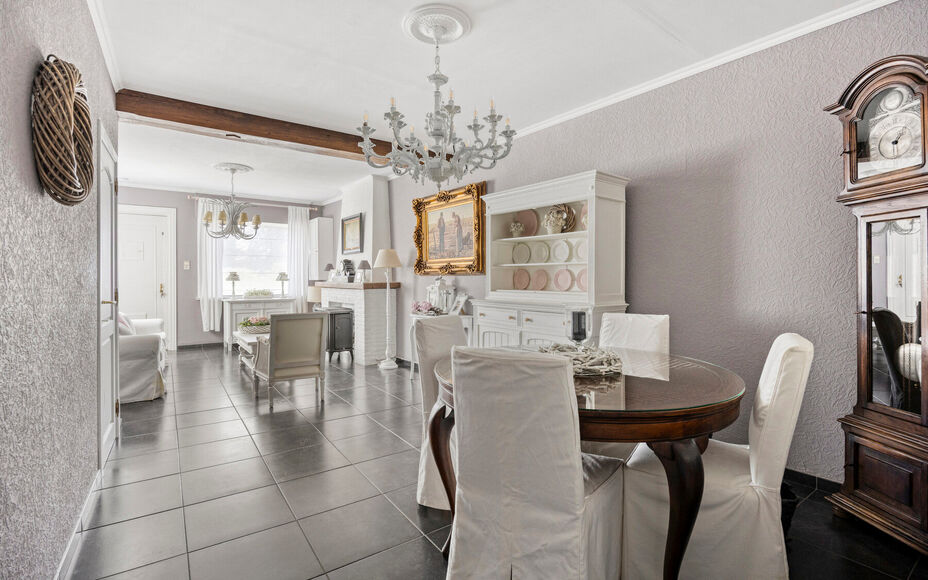 Leemans Immobiliën biedt u deze instapklare en uitstekend onderhouden woning aan, ideaal gelegen in het centrum van Asse. Dankzij de centrale ligging bevinden winkels, scholen, openbaar vervoer, sportinfrastructuur en belangrijke invalswegen zich op wand