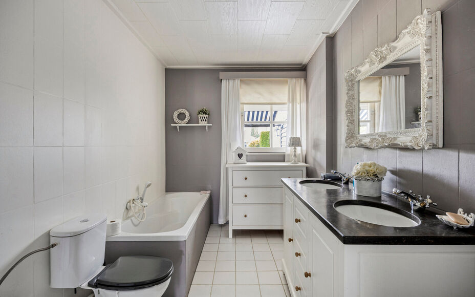 Leemans Immobiliën biedt u deze instapklare en uitstekend onderhouden woning aan, ideaal gelegen in het centrum van Asse. Dankzij de centrale ligging bevinden winkels, scholen, openbaar vervoer, sportinfrastructuur en belangrijke invalswegen zich op wand