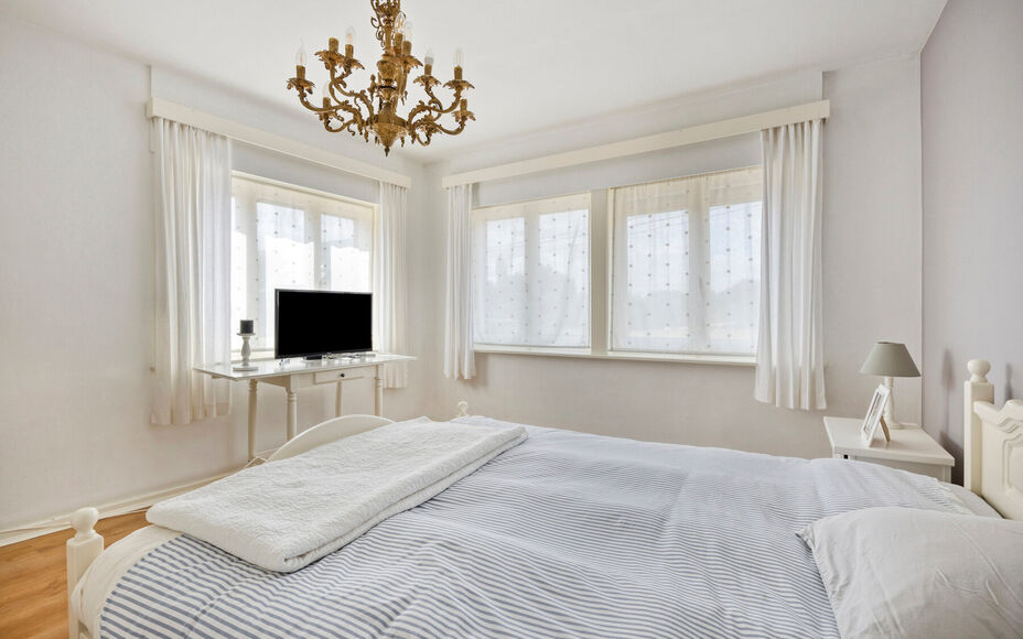 Leemans Immobiliën biedt u deze instapklare en uitstekend onderhouden woning aan, ideaal gelegen in het centrum van Asse. Dankzij de centrale ligging bevinden winkels, scholen, openbaar vervoer, sportinfrastructuur en belangrijke invalswegen zich op wand
