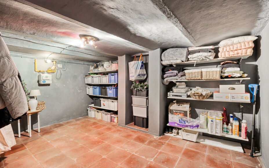 Leemans Immobiliën biedt u deze instapklare en uitstekend onderhouden woning aan, ideaal gelegen in het centrum van Asse. Dankzij de centrale ligging bevinden winkels, scholen, openbaar vervoer, sportinfrastructuur en belangrijke invalswegen zich op wand