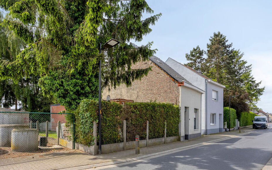 Leemans Immobiliën biedt u deze charmante woning aan op een uitstekende, centrale ligging in Asse. Dankzij de vlotte bereikbaarheid bevinden scholen, openbaar vervoer, winkels, sportinfrastructuur, fiets- en wandelroutes én belangrijke invalswegen zich 