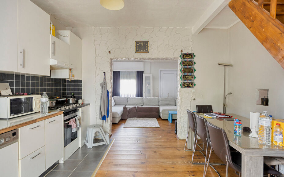 Leemans Immobiliën biedt u deze charmante woning aan op een uitstekende, centrale ligging in Asse. Dankzij de vlotte bereikbaarheid bevinden scholen, openbaar vervoer, winkels, sportinfrastructuur, fiets- en wandelroutes én belangrijke invalswegen zich 