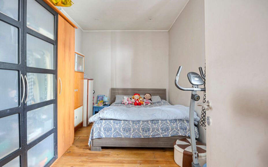 Leemans Immobiliën biedt u deze charmante woning aan op een uitstekende, centrale ligging in Asse. Dankzij de vlotte bereikbaarheid bevinden scholen, openbaar vervoer, winkels, sportinfrastructuur, fiets- en wandelroutes én belangrijke invalswegen zich 