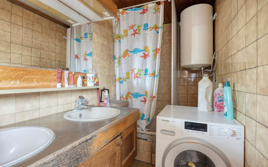 Leemans Immobiliën biedt u deze charmante woning aan op een uitstekende, centrale ligging in Asse. Dankzij de vlotte bereikbaarheid bevinden scholen, openbaar vervoer, winkels, sportinfrastructuur, fiets- en wandelroutes én belangrijke invalswegen zich 
