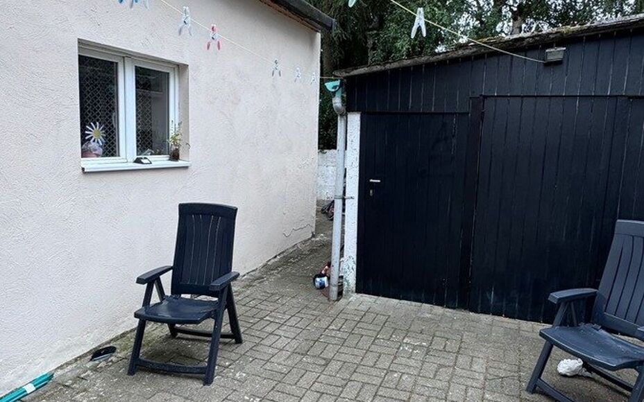 Leemans Immobiliën biedt u deze charmante woning aan op een uitstekende, centrale ligging in Asse. Dankzij de vlotte bereikbaarheid bevinden scholen, openbaar vervoer, winkels, sportinfrastructuur, fiets- en wandelroutes én belangrijke invalswegen zich 