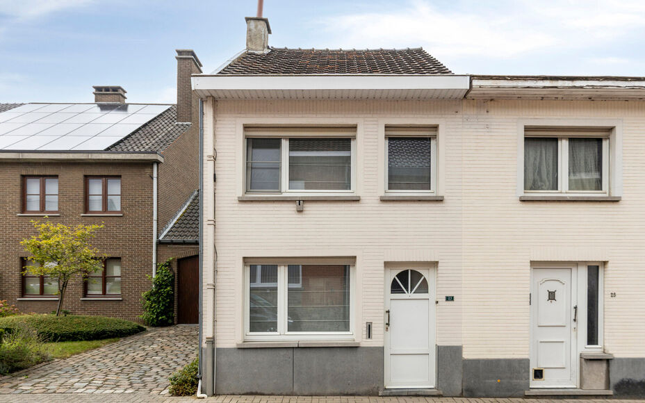 Leemans Immobiliën biedt u deze charmante woning aan op een rustige en aangename ligging in Asse-Ter-Heide. Dankzij de gunstige locatie bevinden winkels, scholen, openbaar vervoer, sportinfrastructuur en belangrijke invalswegen zich allemaal op korte afs