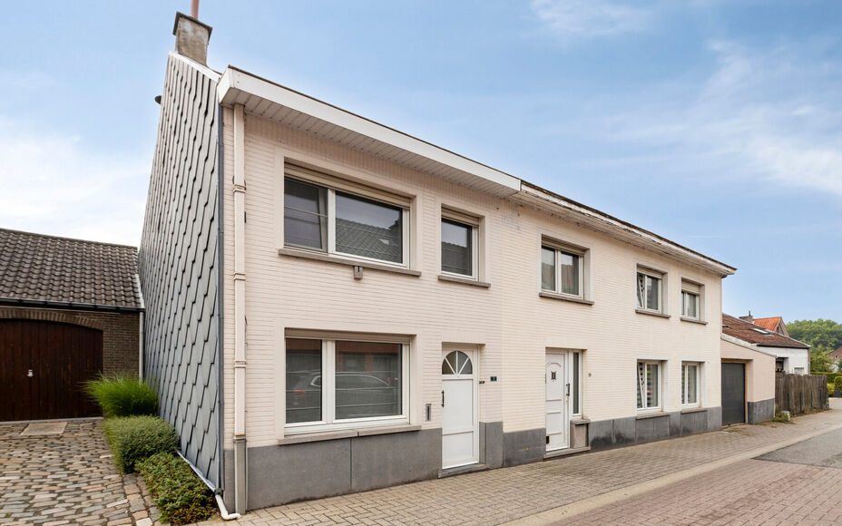 Leemans Immobiliën biedt u deze charmante woning aan op een rustige en aangename ligging in Asse-Ter-Heide. Dankzij de gunstige locatie bevinden winkels, scholen, openbaar vervoer, sportinfrastructuur en belangrijke invalswegen zich allemaal op korte afs