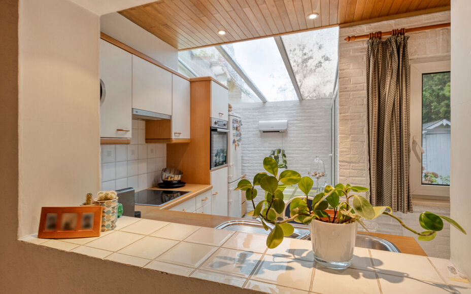 Leemans Immobiliën biedt u deze charmante woning aan op een rustige en aangename ligging in Asse-Ter-Heide. Dankzij de gunstige locatie bevinden winkels, scholen, openbaar vervoer, sportinfrastructuur en belangrijke invalswegen zich allemaal op korte afs