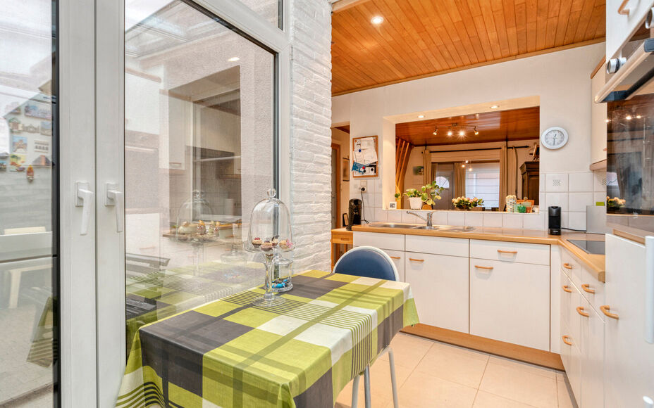 Leemans Immobiliën biedt u deze charmante woning aan op een rustige en aangename ligging in Asse-Ter-Heide. Dankzij de gunstige locatie bevinden winkels, scholen, openbaar vervoer, sportinfrastructuur en belangrijke invalswegen zich allemaal op korte afs