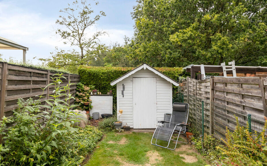 Leemans Immobiliën biedt u deze charmante woning aan op een rustige en aangename ligging in Asse-Ter-Heide. Dankzij de gunstige locatie bevinden winkels, scholen, openbaar vervoer, sportinfrastructuur en belangrijke invalswegen zich allemaal op korte afs