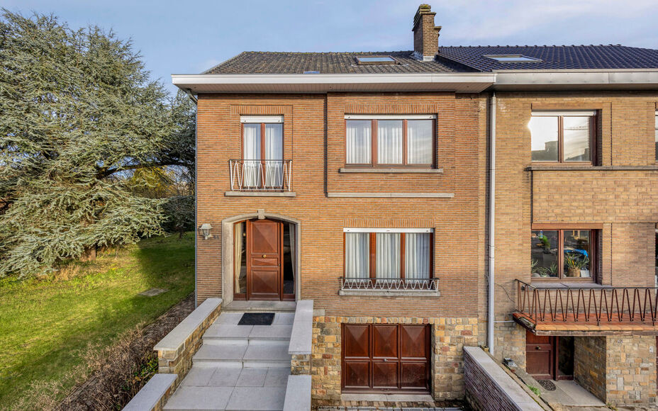 Leemans Immobiliën presenteert u deze ruime, deels te renoveren woning met prachtig perceel, ideaal gelegen in het hart van Groot-Bijgaarden.
Op wandelafstand vindt u winkels, scholen, openbaar vervoer en belangrijke invalswegen – een absolute troef vo