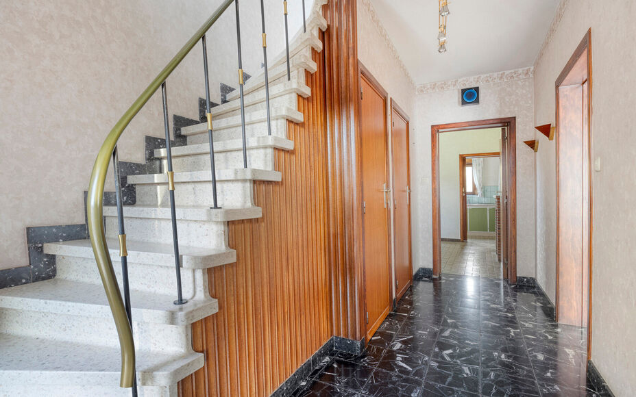 Leemans Immobiliën presenteert u deze ruime, deels te renoveren woning met prachtig perceel, ideaal gelegen in het hart van Groot-Bijgaarden.
Op wandelafstand vindt u winkels, scholen, openbaar vervoer en belangrijke invalswegen – een absolute troef vo