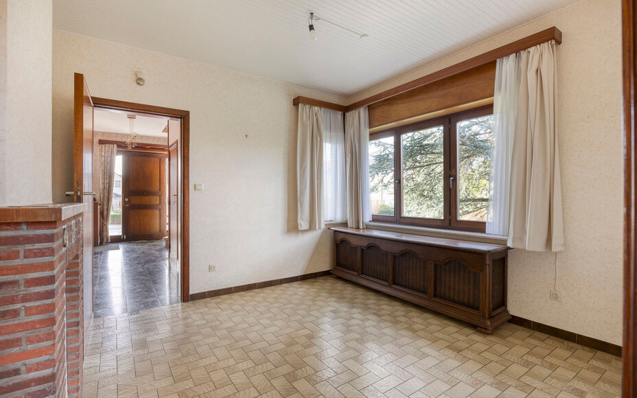 Leemans Immobiliën presenteert u deze ruime, deels te renoveren woning met prachtig perceel, ideaal gelegen in het hart van Groot-Bijgaarden.
Op wandelafstand vindt u winkels, scholen, openbaar vervoer en belangrijke invalswegen – een absolute troef vo