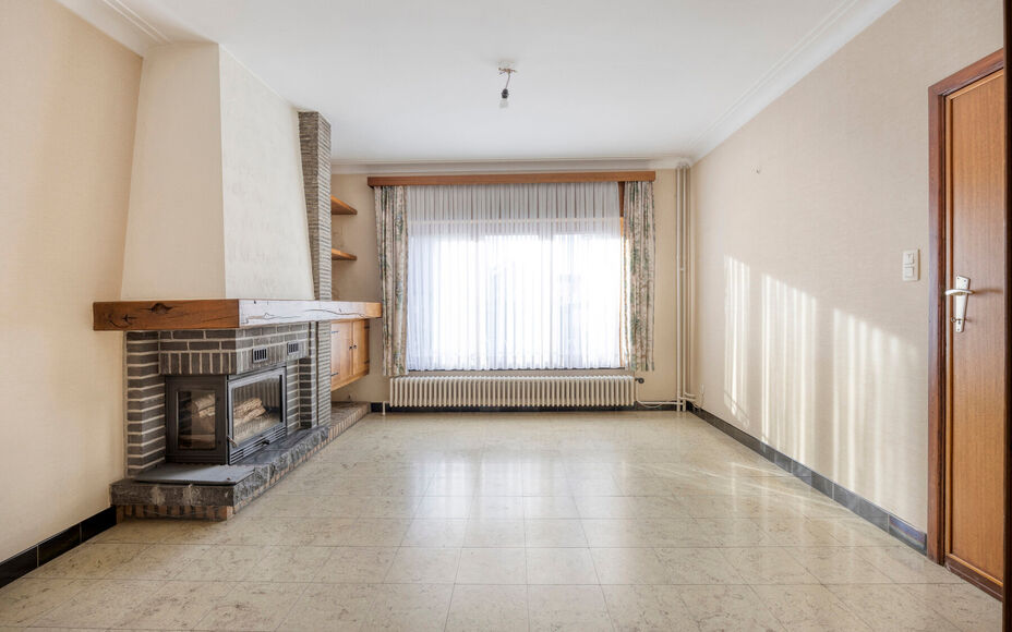 Leemans Immobiliën presenteert u deze ruime, deels te renoveren woning met prachtig perceel, ideaal gelegen in het hart van Groot-Bijgaarden.
Op wandelafstand vindt u winkels, scholen, openbaar vervoer en belangrijke invalswegen – een absolute troef vo
