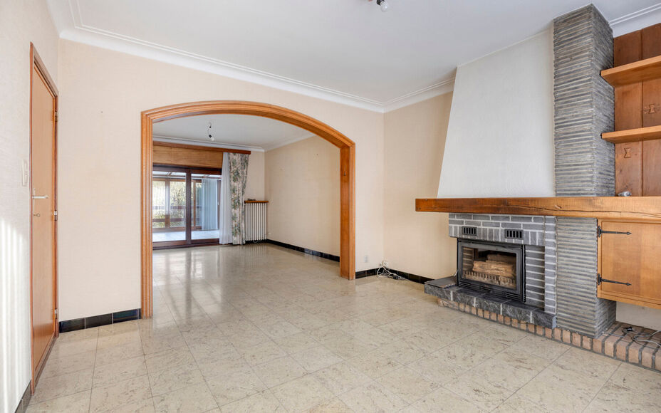 Leemans Immobiliën presenteert u deze ruime, deels te renoveren woning met prachtig perceel, ideaal gelegen in het hart van Groot-Bijgaarden.
Op wandelafstand vindt u winkels, scholen, openbaar vervoer en belangrijke invalswegen – een absolute troef vo