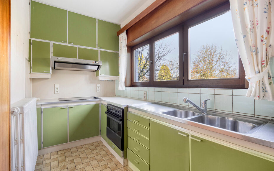 Leemans Immobiliën presenteert u deze ruime, deels te renoveren woning met prachtig perceel, ideaal gelegen in het hart van Groot-Bijgaarden.
Op wandelafstand vindt u winkels, scholen, openbaar vervoer en belangrijke invalswegen – een absolute troef vo