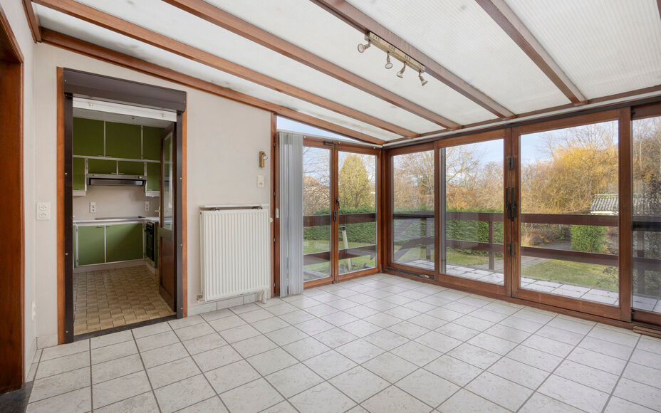 Leemans Immobiliën presenteert u deze ruime, deels te renoveren woning met prachtig perceel, ideaal gelegen in het hart van Groot-Bijgaarden.
Op wandelafstand vindt u winkels, scholen, openbaar vervoer en belangrijke invalswegen – een absolute troef vo