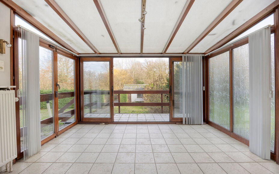 Leemans Immobiliën presenteert u deze ruime, deels te renoveren woning met prachtig perceel, ideaal gelegen in het hart van Groot-Bijgaarden.
Op wandelafstand vindt u winkels, scholen, openbaar vervoer en belangrijke invalswegen – een absolute troef vo