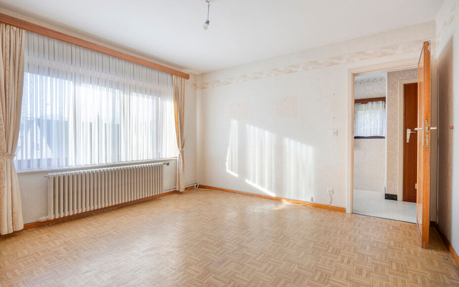 Leemans Immobiliën presenteert u deze ruime, deels te renoveren woning met prachtig perceel, ideaal gelegen in het hart van Groot-Bijgaarden.
Op wandelafstand vindt u winkels, scholen, openbaar vervoer en belangrijke invalswegen – een absolute troef vo