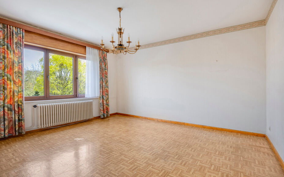 Leemans Immobiliën presenteert u deze ruime, deels te renoveren woning met prachtig perceel, ideaal gelegen in het hart van Groot-Bijgaarden.
Op wandelafstand vindt u winkels, scholen, openbaar vervoer en belangrijke invalswegen – een absolute troef vo