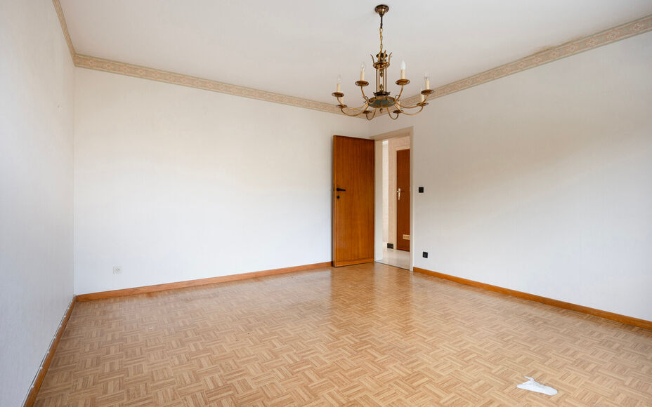Leemans Immobiliën presenteert u deze ruime, deels te renoveren woning met prachtig perceel, ideaal gelegen in het hart van Groot-Bijgaarden.
Op wandelafstand vindt u winkels, scholen, openbaar vervoer en belangrijke invalswegen – een absolute troef vo