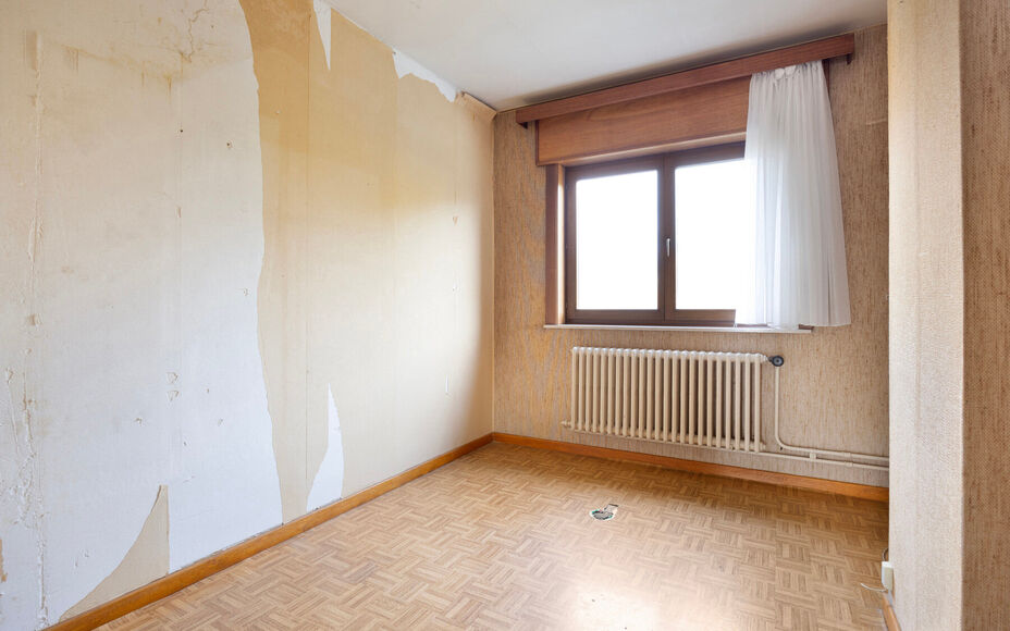 Leemans Immobiliën presenteert u deze ruime, deels te renoveren woning met prachtig perceel, ideaal gelegen in het hart van Groot-Bijgaarden.
Op wandelafstand vindt u winkels, scholen, openbaar vervoer en belangrijke invalswegen – een absolute troef vo