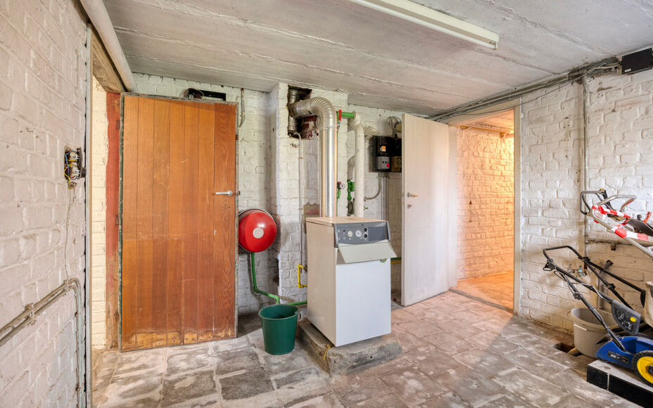Leemans Immobiliën presenteert u deze ruime, deels te renoveren woning met prachtig perceel, ideaal gelegen in het hart van Groot-Bijgaarden.
Op wandelafstand vindt u winkels, scholen, openbaar vervoer en belangrijke invalswegen – een absolute troef vo