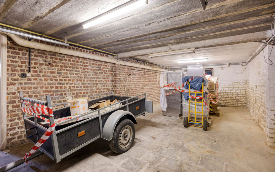 Leemans Immobiliën presenteert u deze ruime, deels te renoveren woning met prachtig perceel, ideaal gelegen in het hart van Groot-Bijgaarden.
Op wandelafstand vindt u winkels, scholen, openbaar vervoer en belangrijke invalswegen – een absolute troef vo