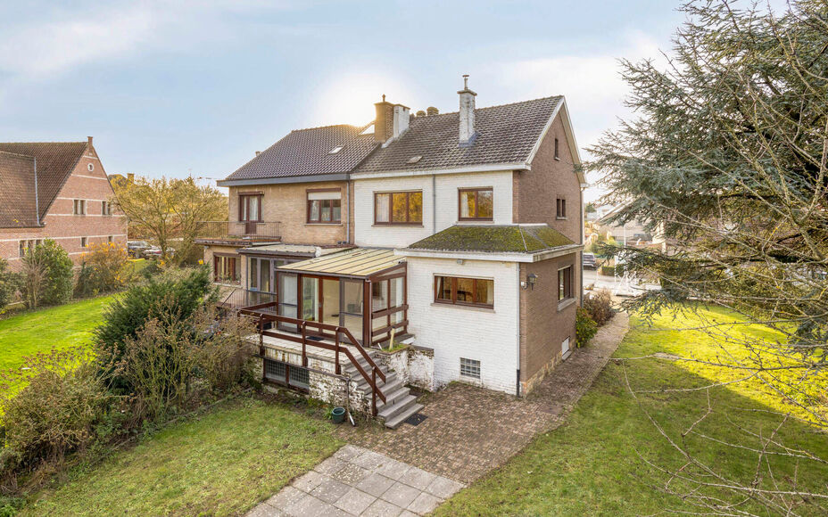 Leemans Immobiliën presenteert u deze ruime, deels te renoveren woning met prachtig perceel, ideaal gelegen in het hart van Groot-Bijgaarden.
Op wandelafstand vindt u winkels, scholen, openbaar vervoer en belangrijke invalswegen – een absolute troef vo