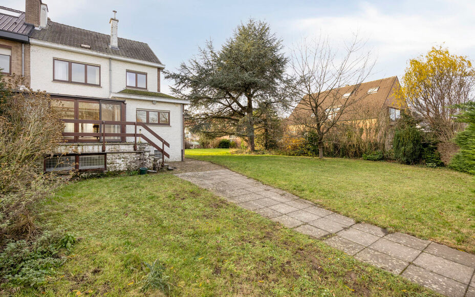 Leemans Immobiliën presenteert u deze ruime, deels te renoveren woning met prachtig perceel, ideaal gelegen in het hart van Groot-Bijgaarden.
Op wandelafstand vindt u winkels, scholen, openbaar vervoer en belangrijke invalswegen – een absolute troef vo