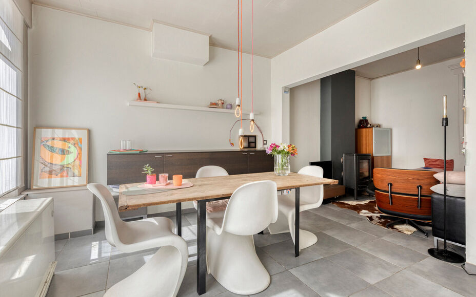 Leemans Immobiliën biedt u deze charmante en bijzonder sfeervol ingerichte woning aan, gelegen op een uitstekende en centrale locatie in het centrum van Opwijk.
De woning combineert een gezellige woonomgeving met een praktische indeling en beschikt boven