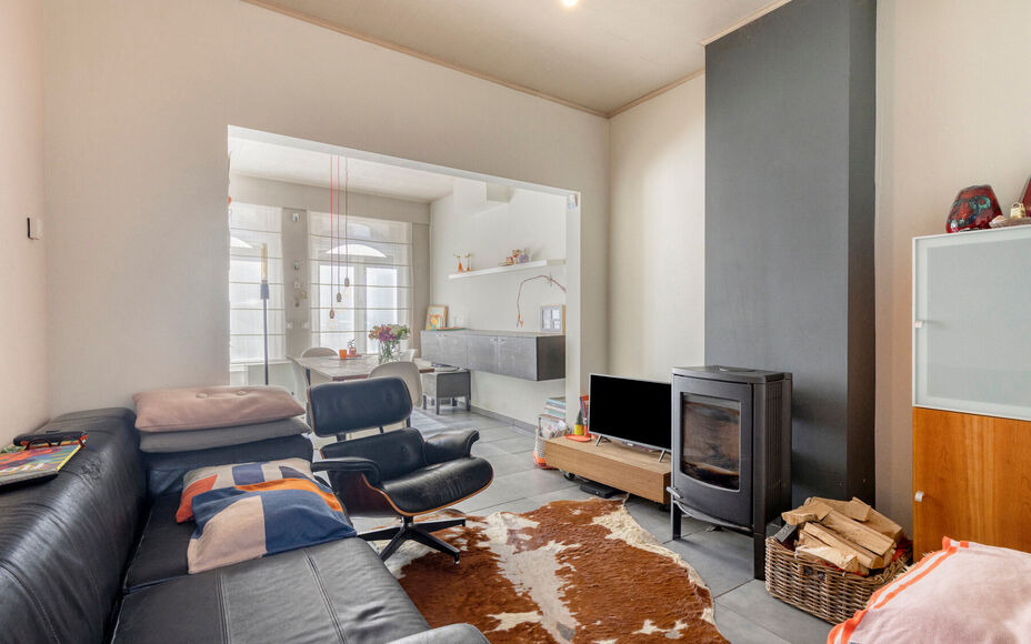 Leemans Immobiliën biedt u deze charmante en bijzonder sfeervol ingerichte woning aan, gelegen op een uitstekende en centrale locatie in het centrum van Opwijk.
De woning combineert een gezellige woonomgeving met een praktische indeling en beschikt boven