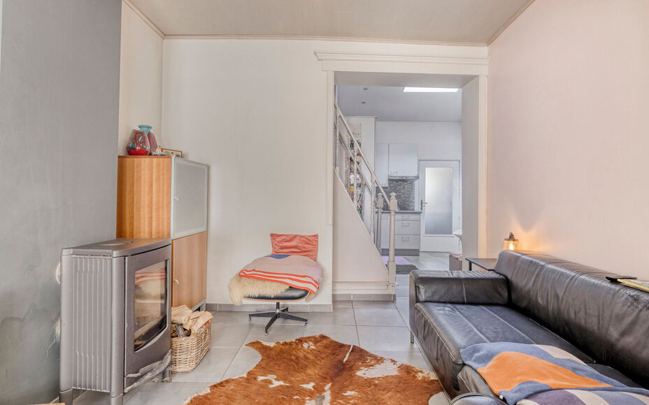 Leemans Immobiliën biedt u deze charmante en bijzonder sfeervol ingerichte woning aan, gelegen op een uitstekende en centrale locatie in het centrum van Opwijk.
De woning combineert een gezellige woonomgeving met een praktische indeling en beschikt boven