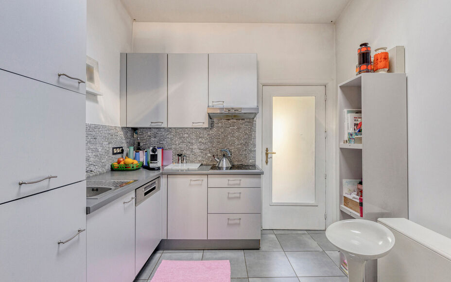 Leemans Immobiliën biedt u deze charmante en bijzonder sfeervol ingerichte woning aan, gelegen op een uitstekende en centrale locatie in het centrum van Opwijk.
De woning combineert een gezellige woonomgeving met een praktische indeling en beschikt boven