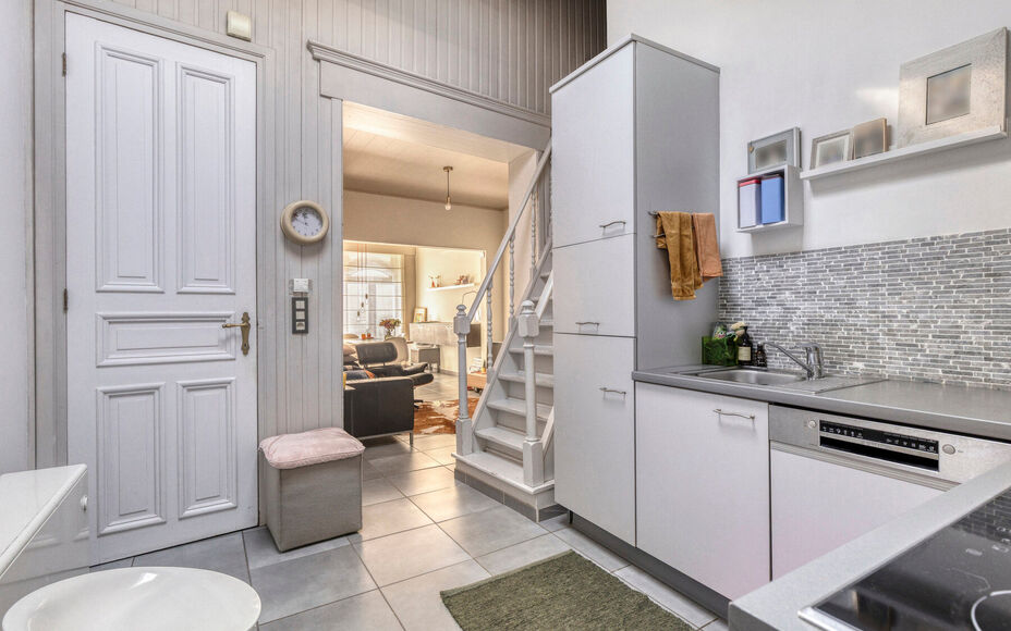 Leemans Immobiliën biedt u deze charmante en bijzonder sfeervol ingerichte woning aan, gelegen op een uitstekende en centrale locatie in het centrum van Opwijk.
De woning combineert een gezellige woonomgeving met een praktische indeling en beschikt boven