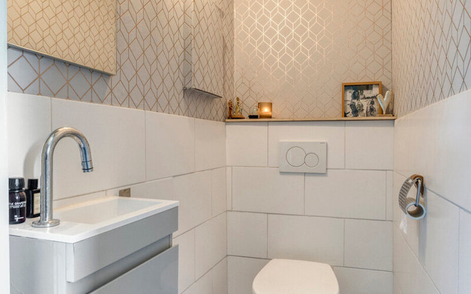 Leemans Immobiliën biedt u deze charmante en bijzonder sfeervol ingerichte woning aan, gelegen op een uitstekende en centrale locatie in het centrum van Opwijk.
De woning combineert een gezellige woonomgeving met een praktische indeling en beschikt boven